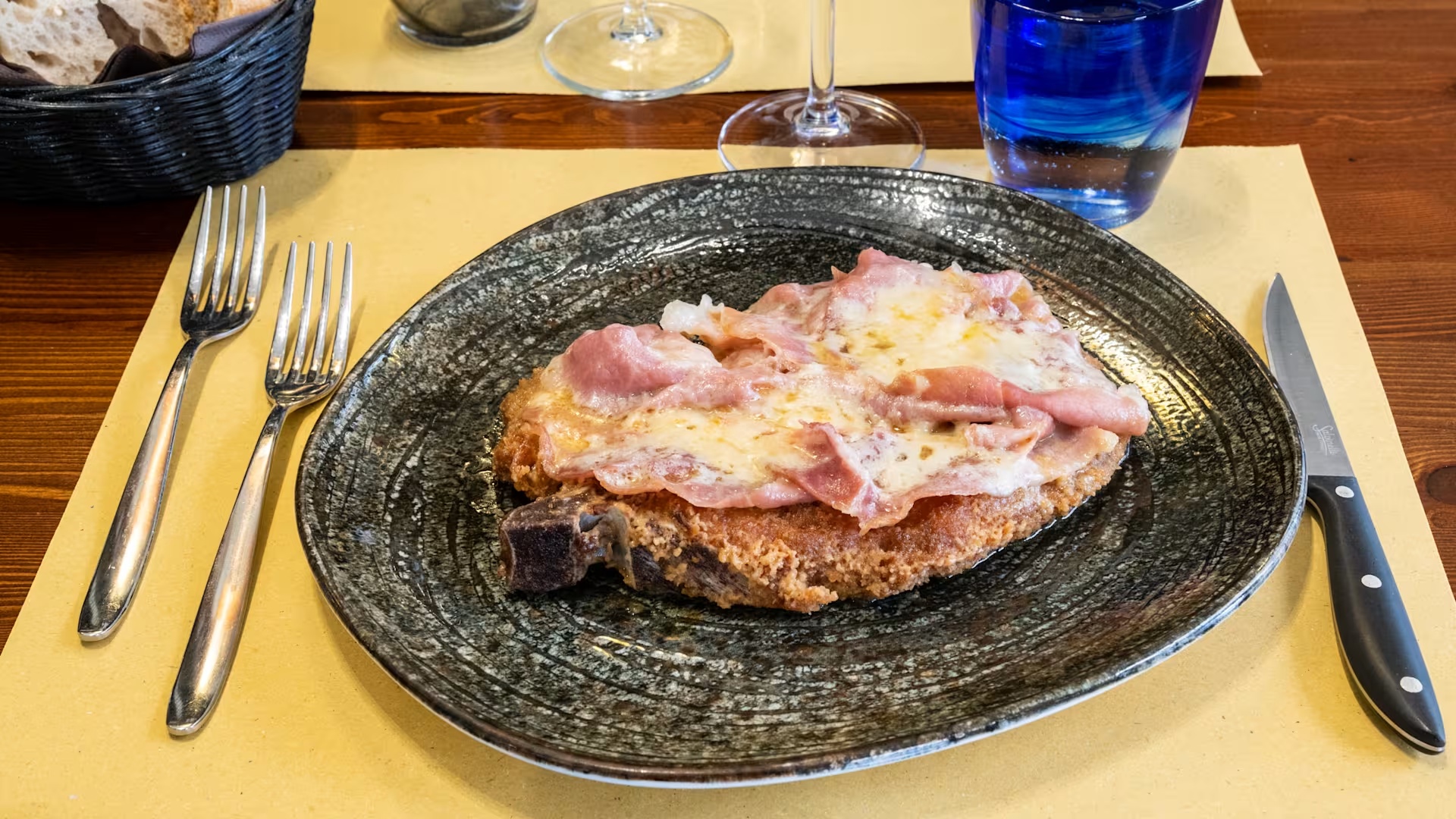 Cotoletta alla bolognese